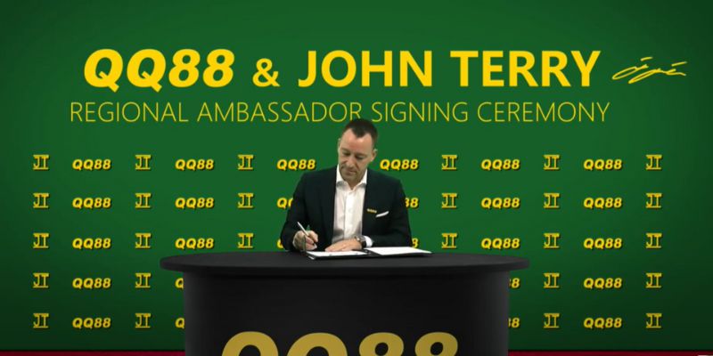 Cựu cầu thủ chelsea trong lễ ký kết hợp tác với QQ88 năm 2025